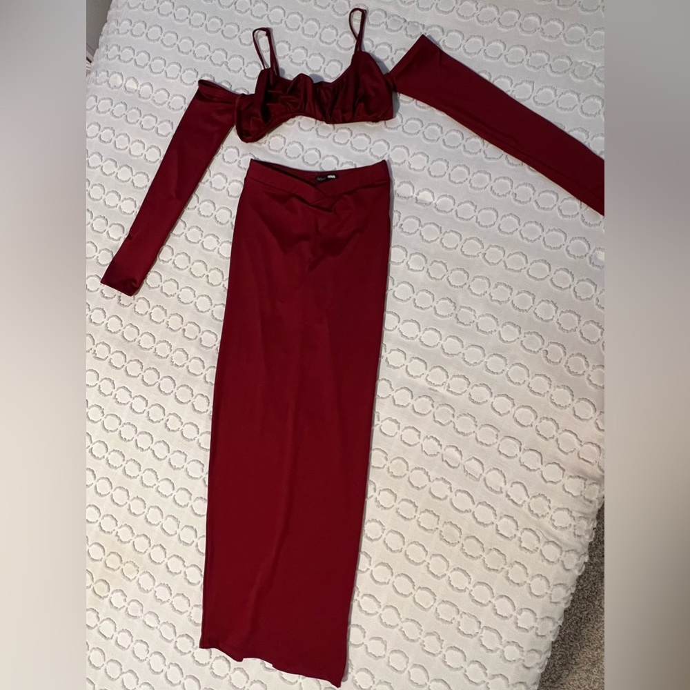 Red two piece set - Picture 2 of 3